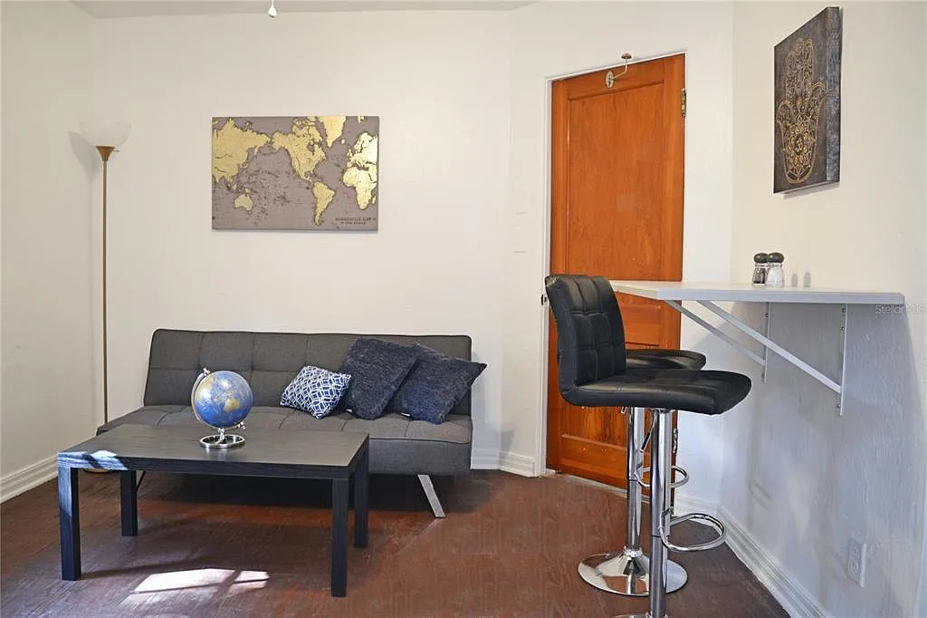 2 bed, 1.0 bath, 650 sqft, $1,800 — Photo 4