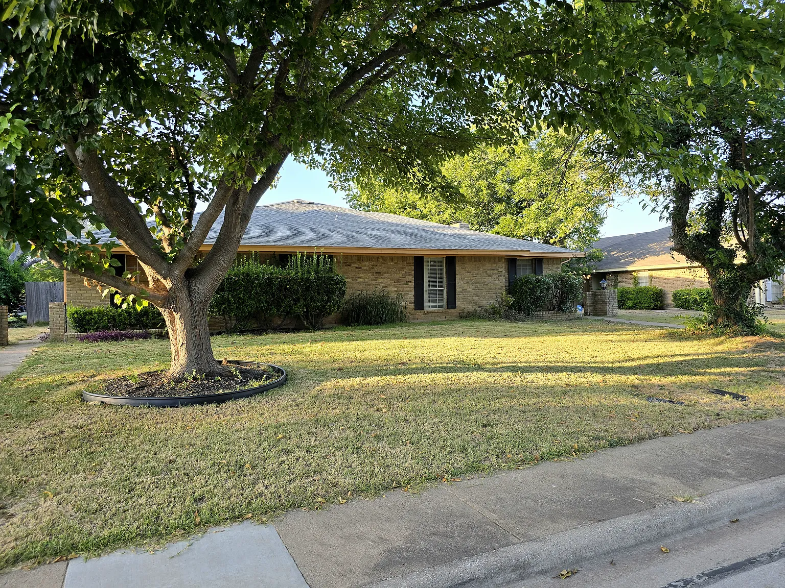 3 bed, 1250 sqft, $2,400 — Photo 2