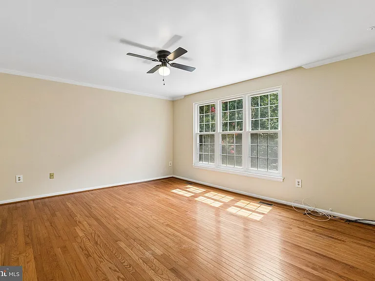 820 Chatsworth Dr — Photo 8