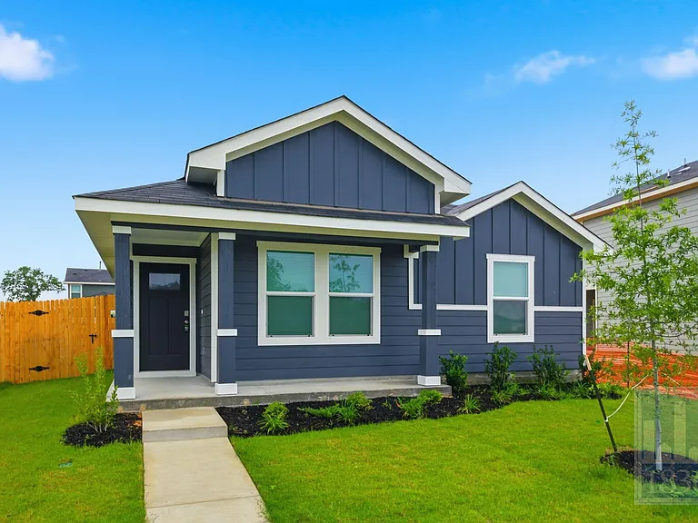 306 Constanza Trl — Photo 1