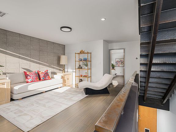 5th image of 860 S Center St