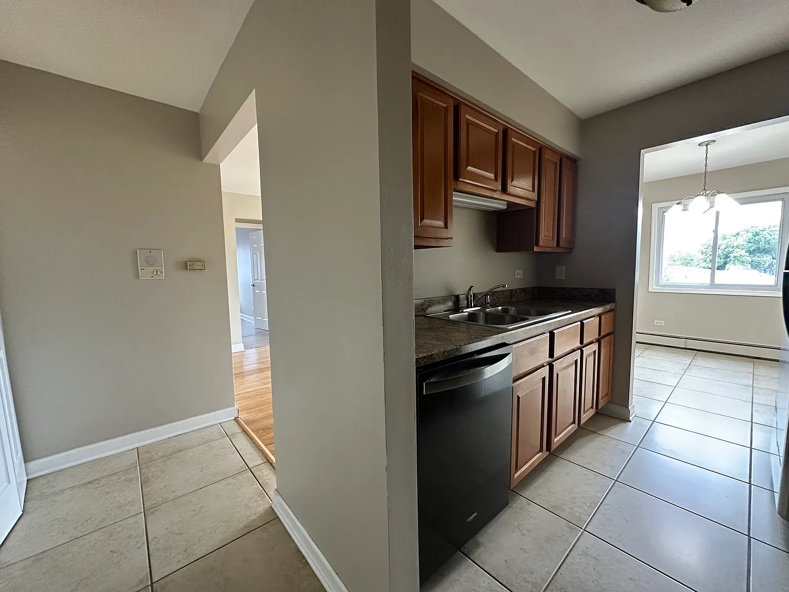 2 bed, 950 sqft, $1,700 — Photo 2