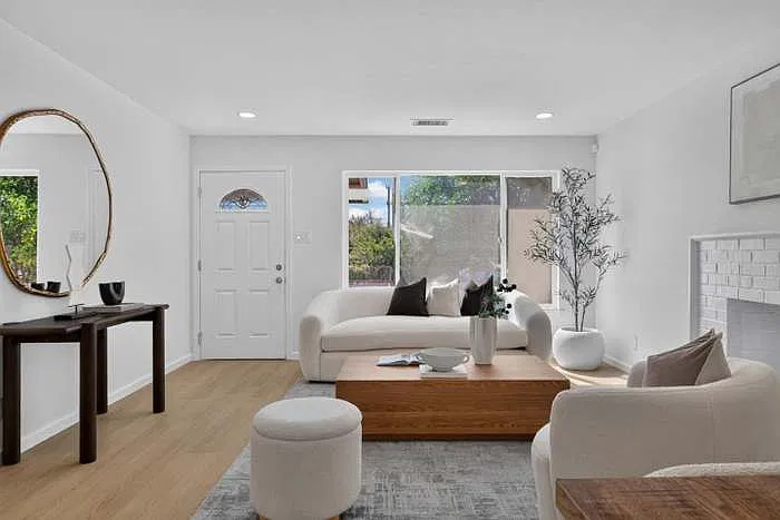 3 bed, 1040 sqft, $3,500 — Photo 3
