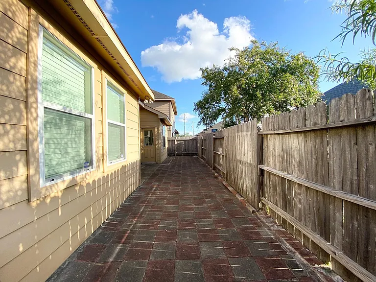 8922 Cedar Mound Ln — Photo 20