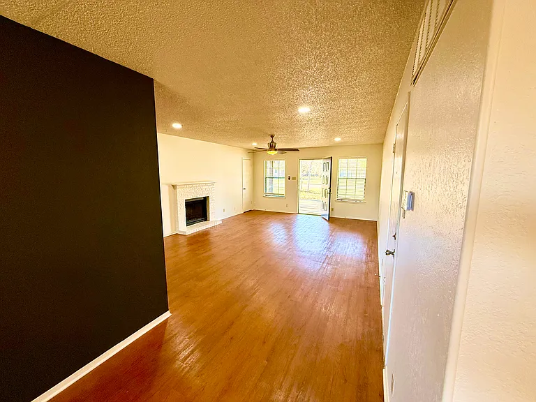 508 Algerita Dr #B — Photo 3