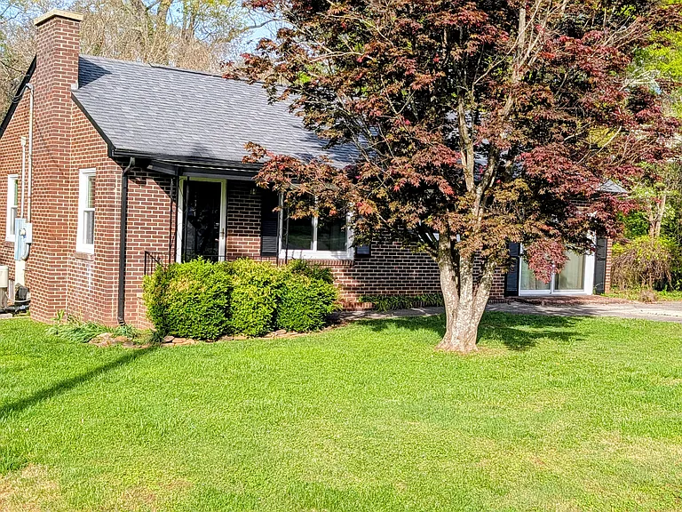 708 Mulberry Dr — Photo 3