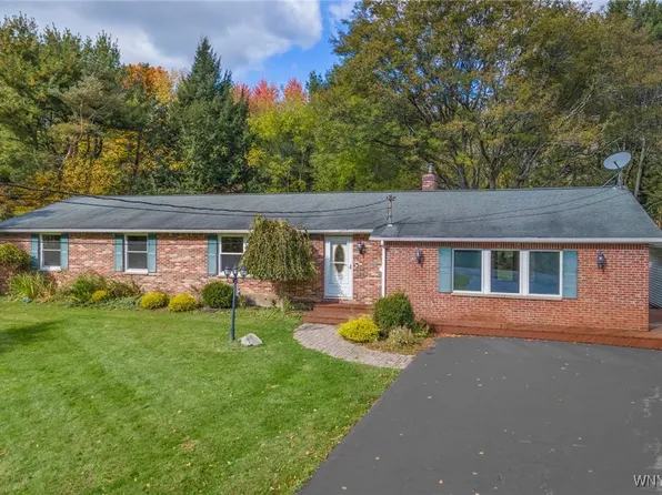 70 Colony Ct, East Aurora, NY 14052