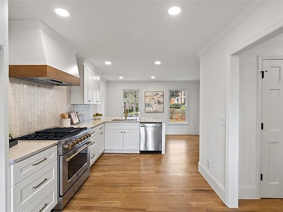 3rd image of 4466 Windsor Oaks Cir