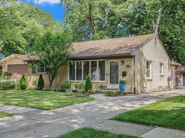 2105 Derby Rd, Troy, MI 48084