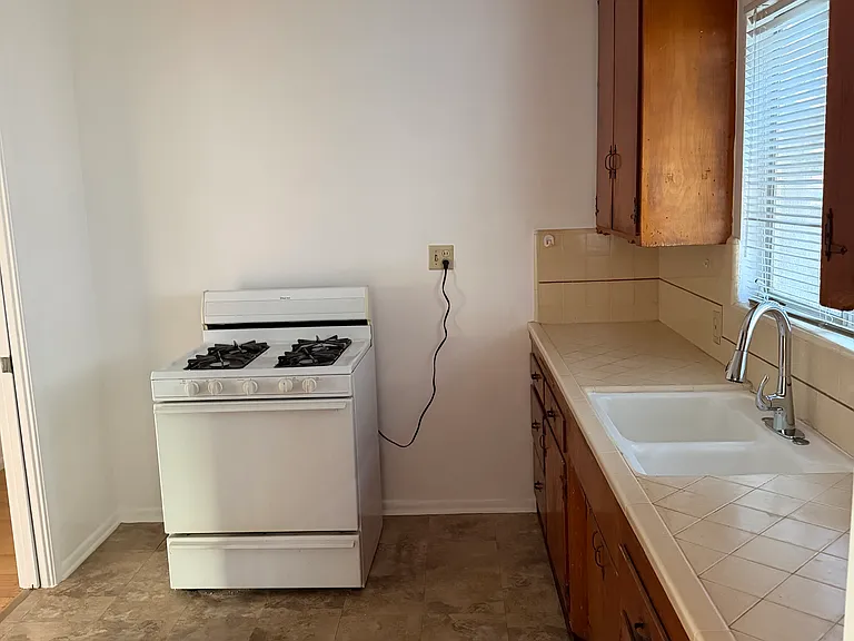 918 W Huntington Dr #J — Photo 6