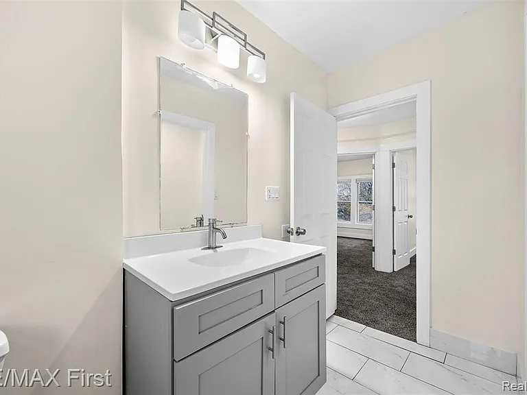 556 Leicester Ct — Photo 16