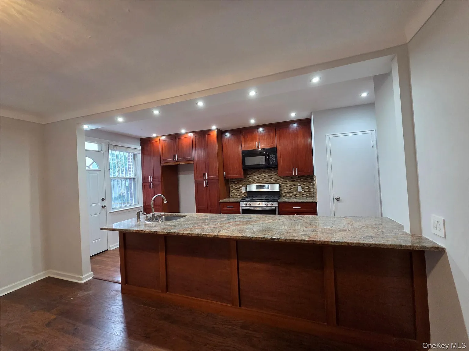 4 bed, 1.5 bath, 2220 sqft, $4,000 — Photo 2