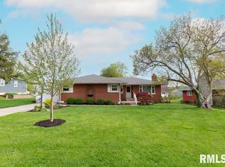 510 W Maple Dr, Eureka, IL