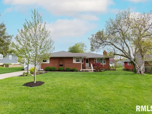 510 W Maple Dr, Eureka, IL 61530