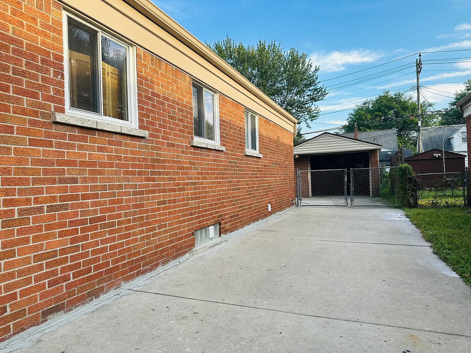 3 bed, 1.5 bath, 949 sqft, $1,700 — Photo 2