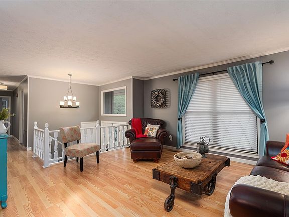 4th image of 704 White Oak Cir