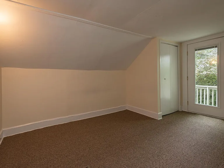 517 W Howe St — Photo 10