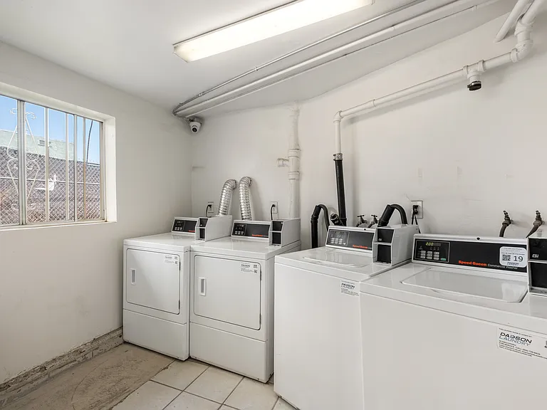 5525 Carlton Way Apartments — Photo 9