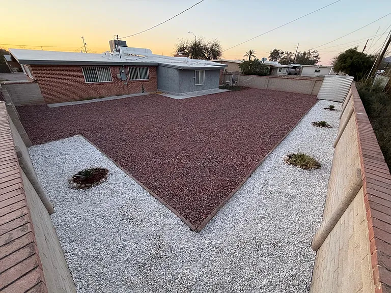 2202 N Los Altos Ave — Photo 23