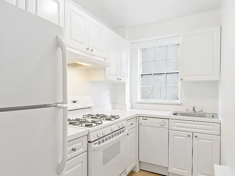 200 E 15th St #7D — Photo 6