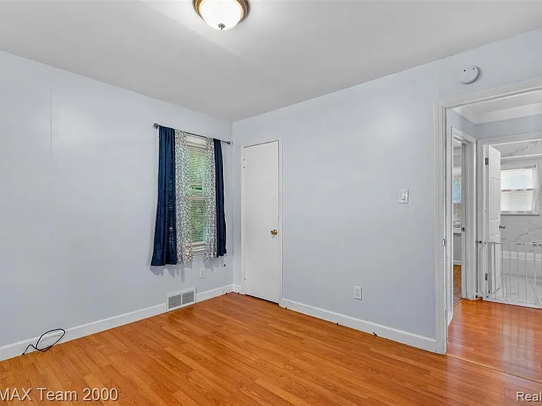34080 Harroun St — Photo 13