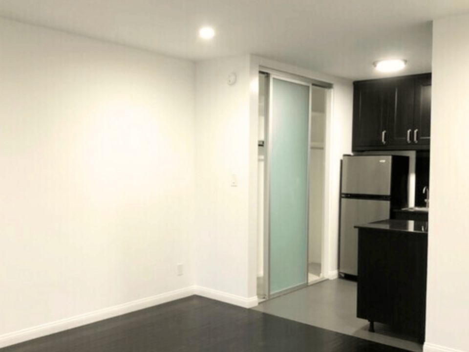 2nd image of 3650 Watseka Ave #15