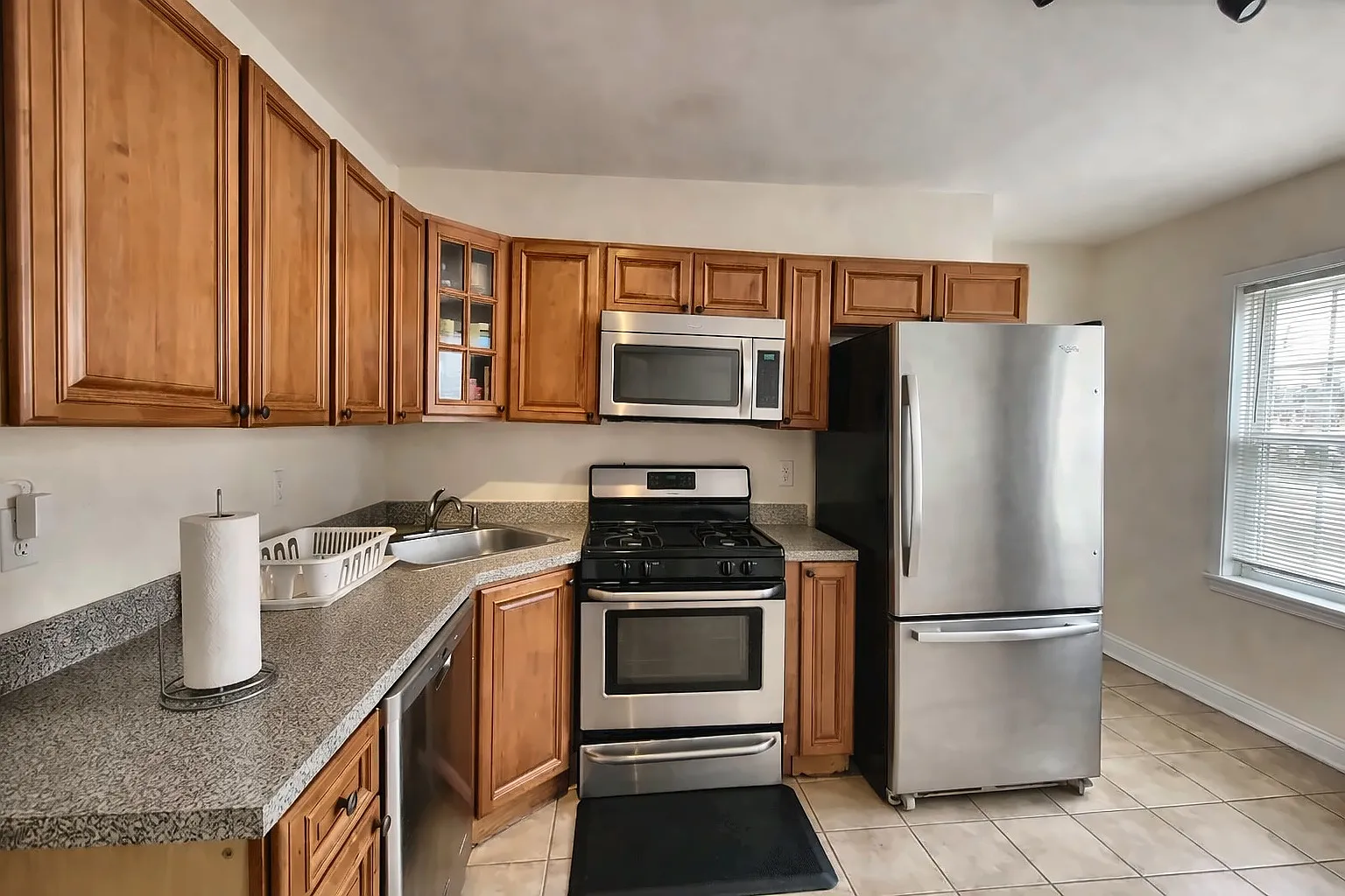 5 bed, 2.5 bath, 2000 sqft, $965 — Photo 2