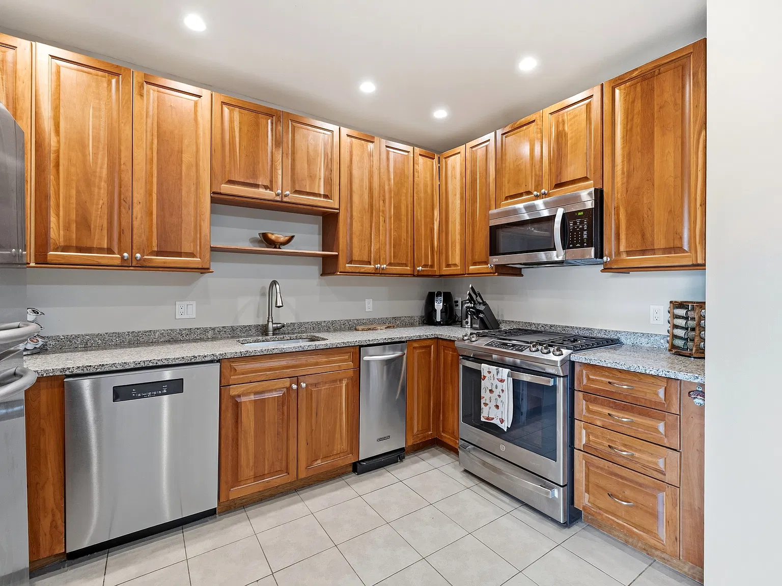 2 bed, 1117 sqft, $2,800 — Photo 3