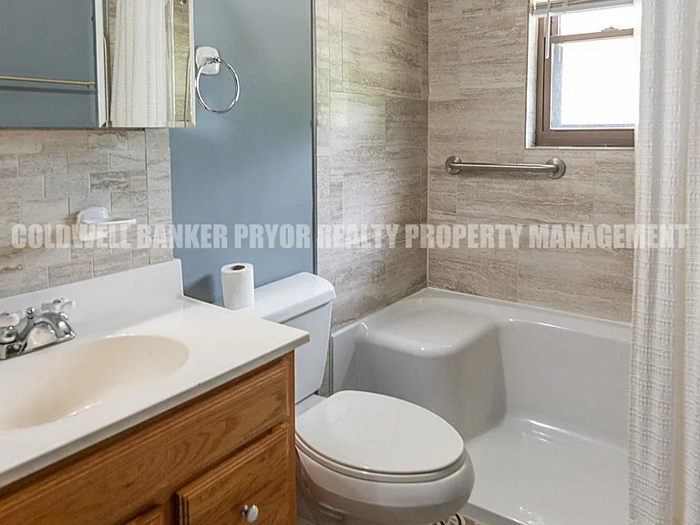 165 Lakeshore Ct — Photo 26