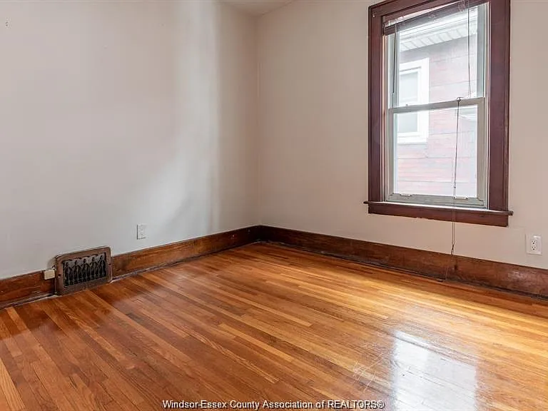 533 Moy Ave #LOWER — Photo 8