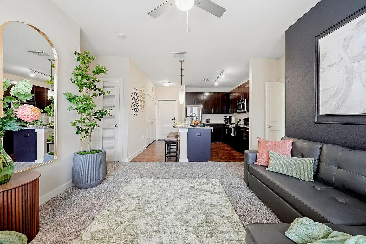 2 bed, 2.0 bath, 1097 sqft, $5,408 — Photo 4