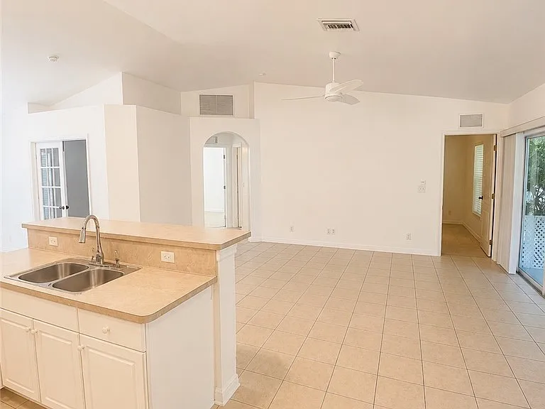 4118 NE 20th Pl — Photo 9