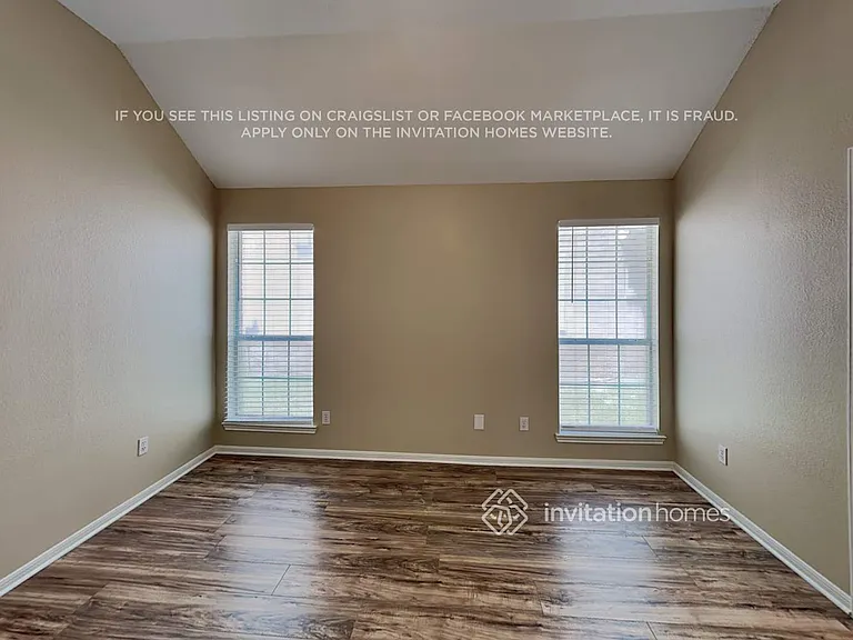 1046 Essex Dr — Photo 8