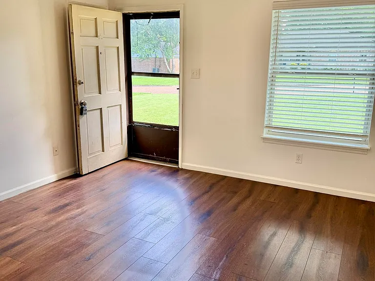 442 Hillbrook Dr — Photo 4