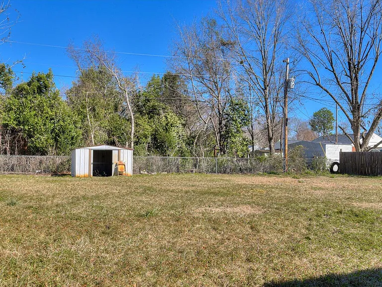 302 Burgess Dr — Photo 32