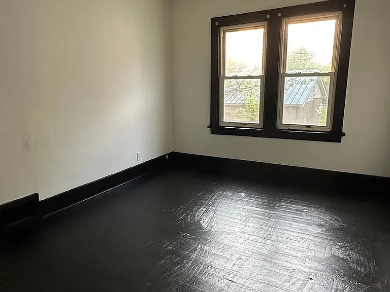 1413 Wellesley Ave — Photo 18