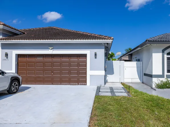 19971 NW 77th Ct, Hialeah, FL 33015