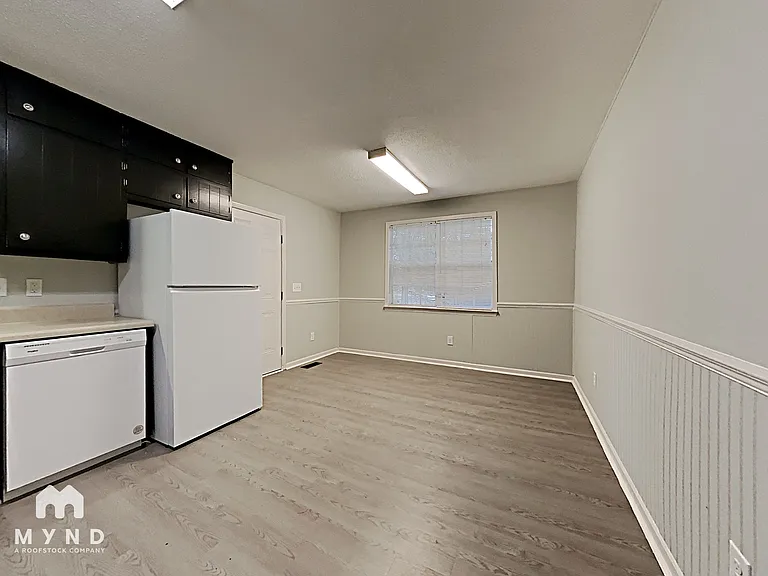 2624 Garry St — Photo 4