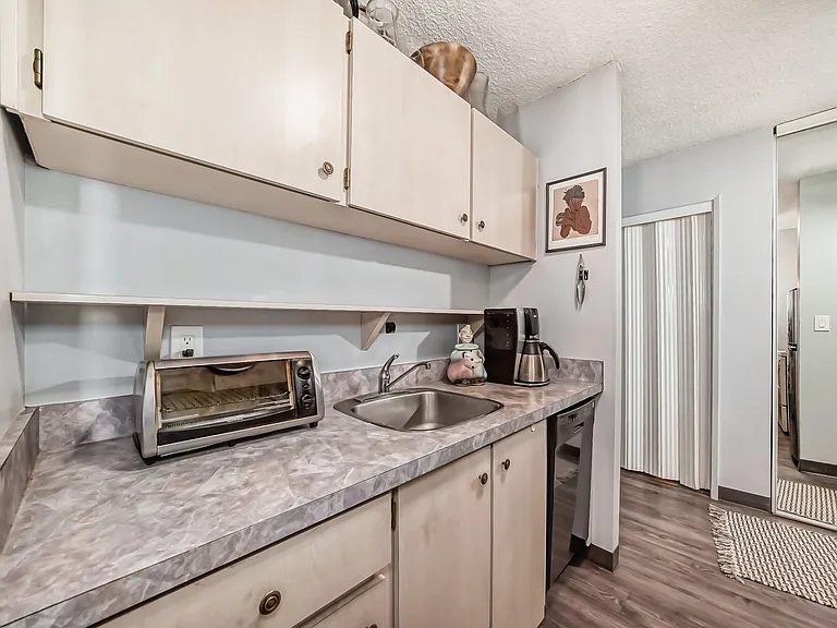 13910 Stony Plain Rd NW — Photo 36