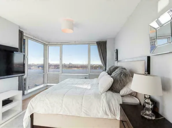 635 West 42nd Street image 7 of 36