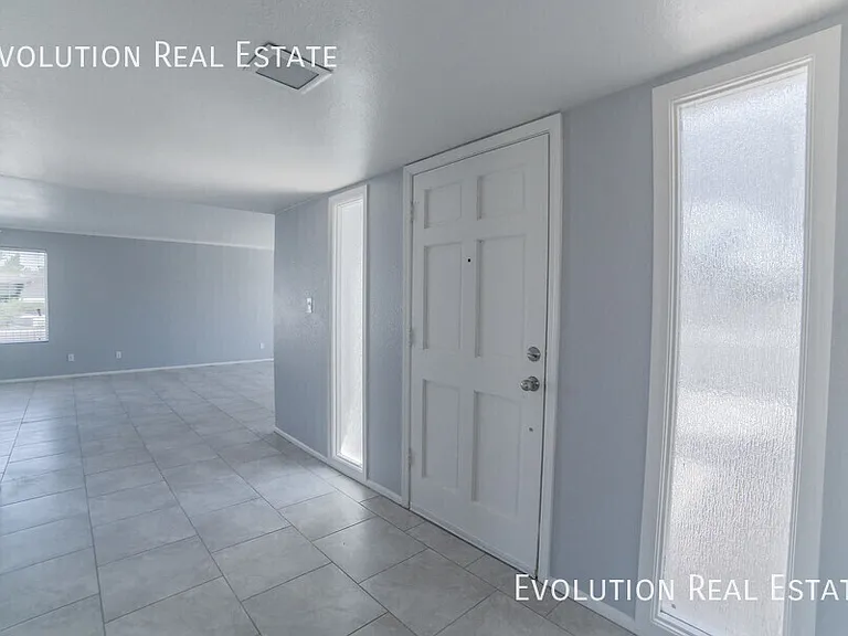 2110 S Shannon Dr — Photo 5