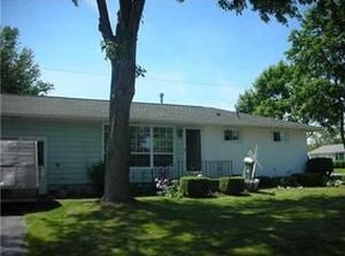 5626 Eastwood Dr, Lockport, NY 14094