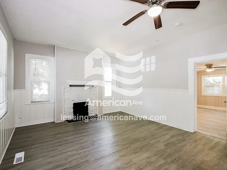 556771_003_wm_-_living_room_13189093.jpg