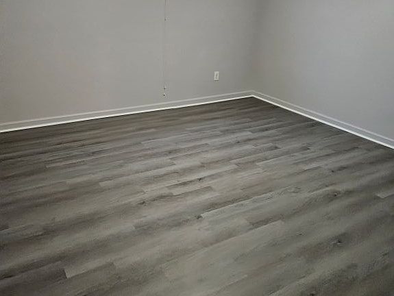 5th image of 3350 Woodman Dr #9