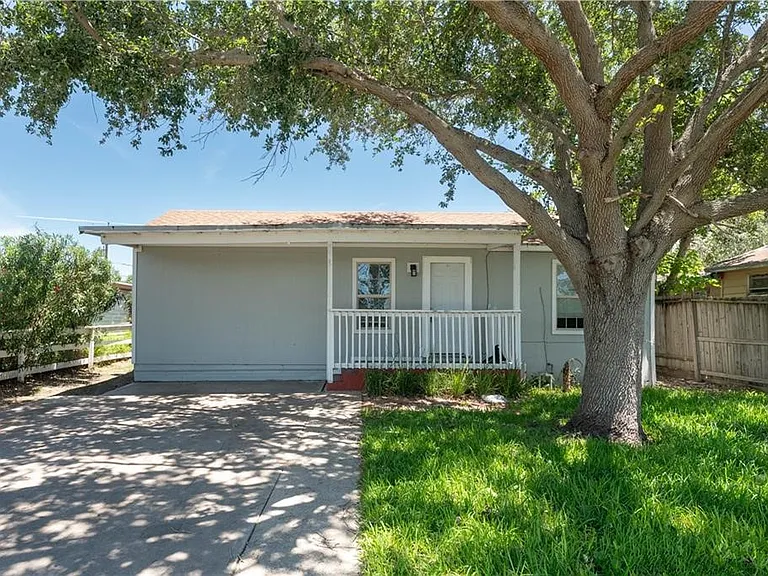 1217 Baywood Ln — Photo 1