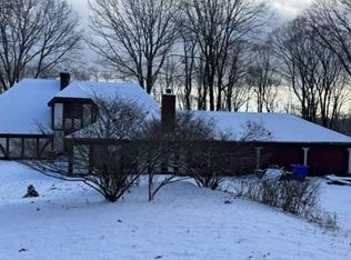 16 E Greenwich Rd, Warren, CT 06754