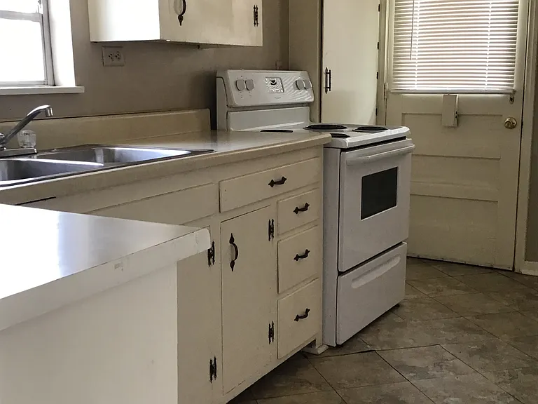 808 E Highway 82 — Photo 3