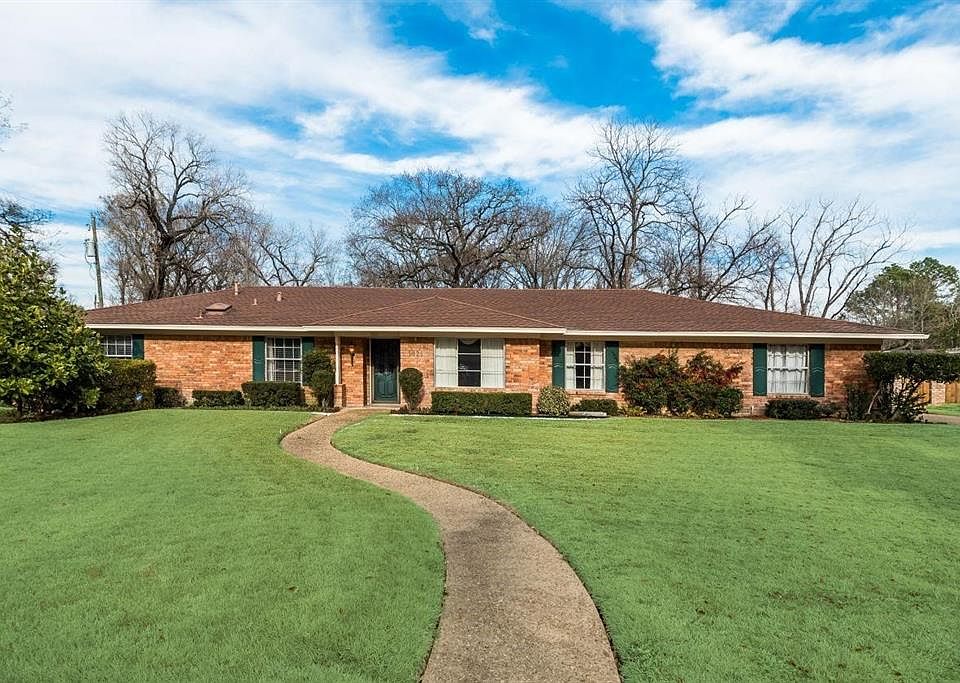 Single story home featuring a front yard