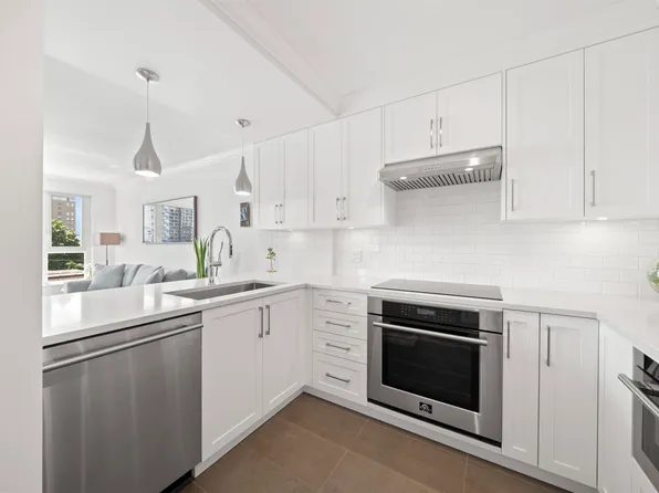 1838 Nelson St #502, Vancouver, BC V6G 1N1