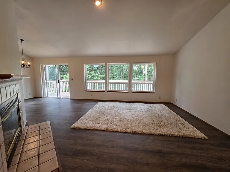 384 Selkirk Dr — Photo 15